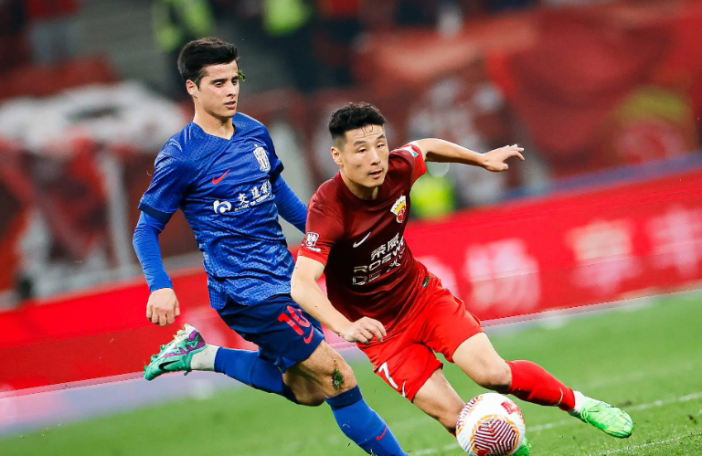 亚博体育APP-上海海港训练开放日,集结日主帅复盘引欢呼,意大利杯在即,身体对抗强度拉满的简单介绍-亚博体育APP